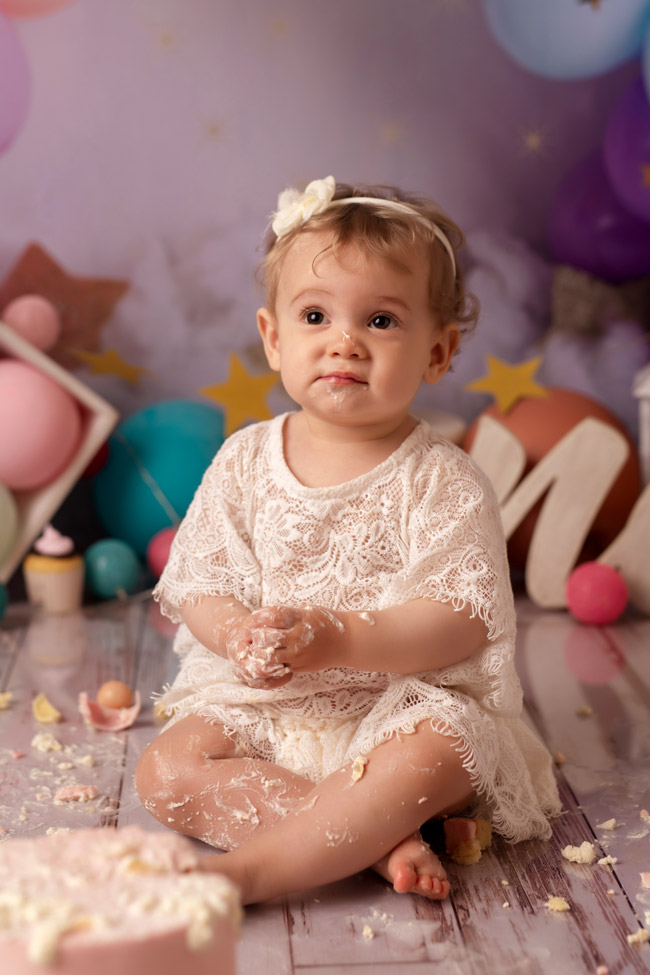 photo d'un bébé pendant une séance smash the cake anniversaire