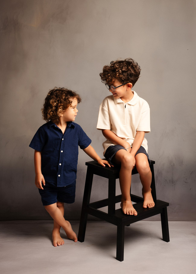 photo artistiquede deux frères qui se regardent de manière complice