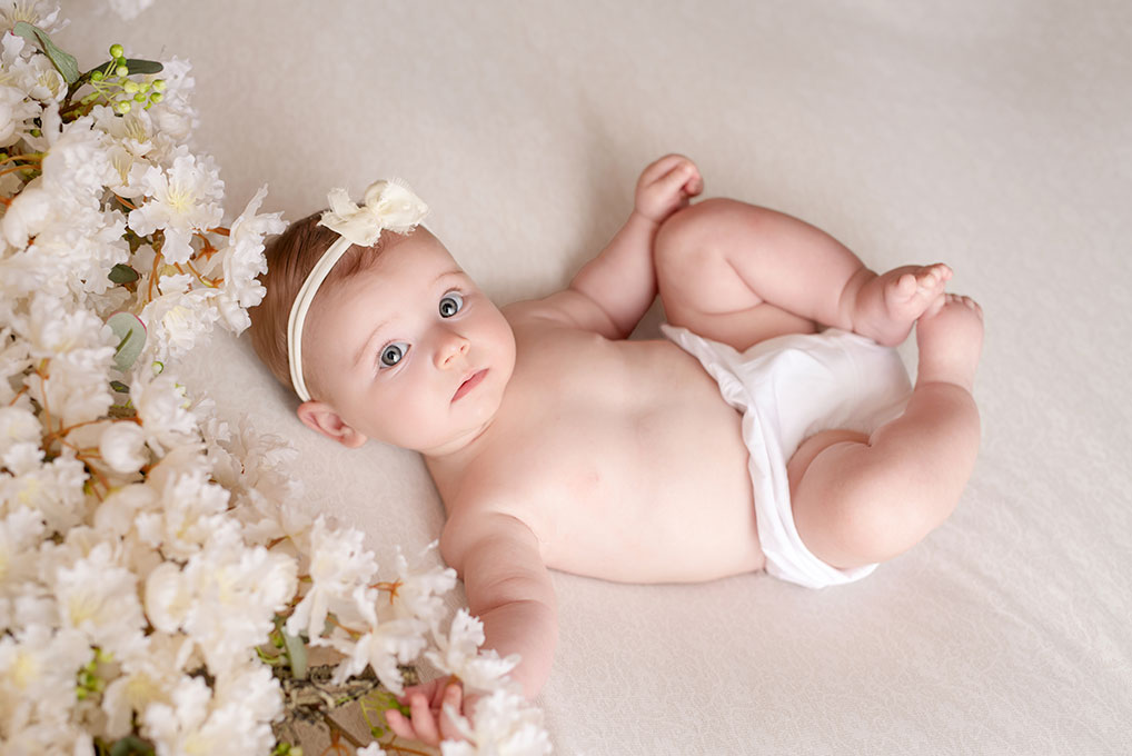 photo professionnelle d'un bébé emmailloté