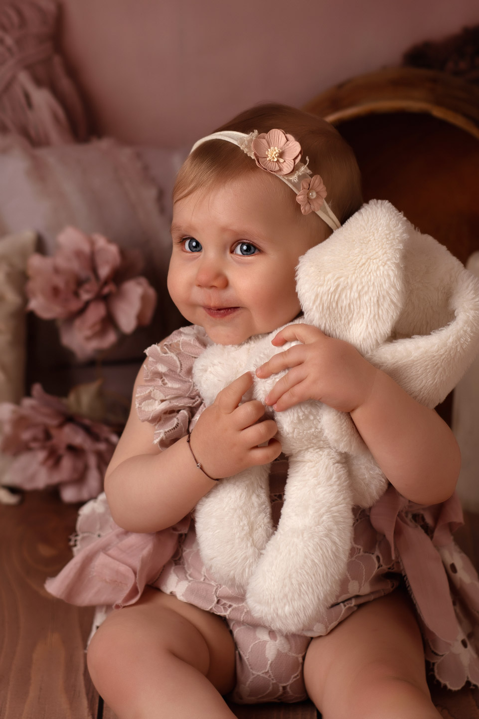photo professionnelle d'un bébé avec son doudou
